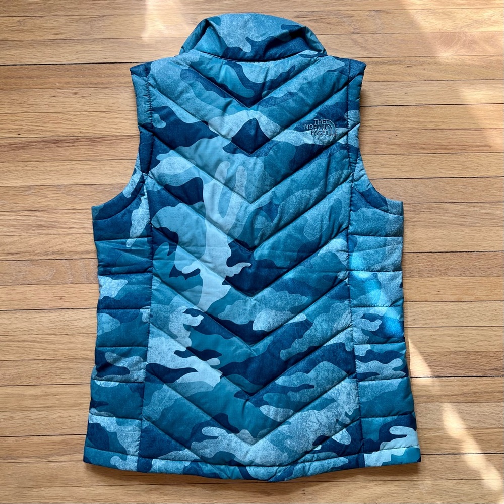 NWT Women’s The North Face Blue Camo Vest - Picture 3 of 4